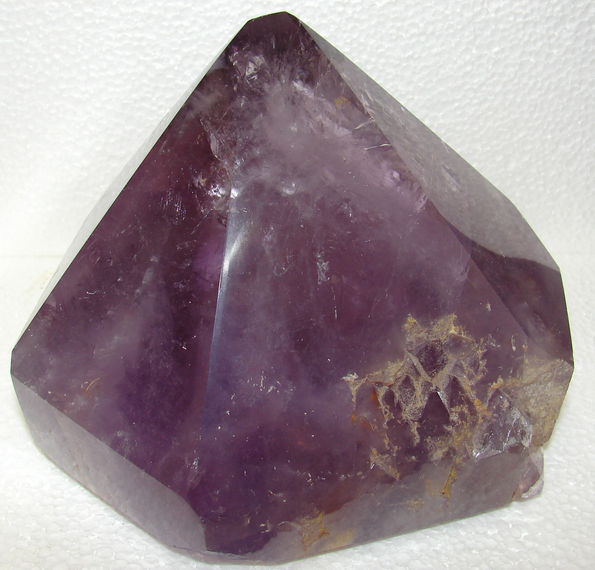 http://www.quartzcrystals.net/amethystpoint-6.jpg (582341 bytes)