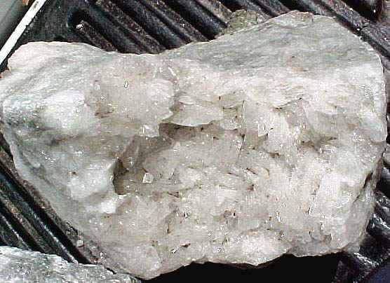 http://www.quartzcrystals.net/colemanite-34.jpg (807370 bytes)