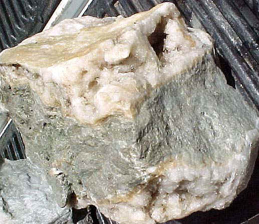 http://www.quartzcrystals.net/colemanite-35b.jpg (807370 bytes)